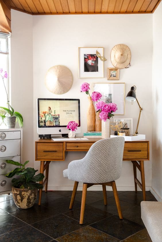 ‣ MyFixitUpLife The wood ceiling helps to warm up a mid-century modern home office. A cozy little work space, it shows how to include meaningful elements without appearing cluttered.