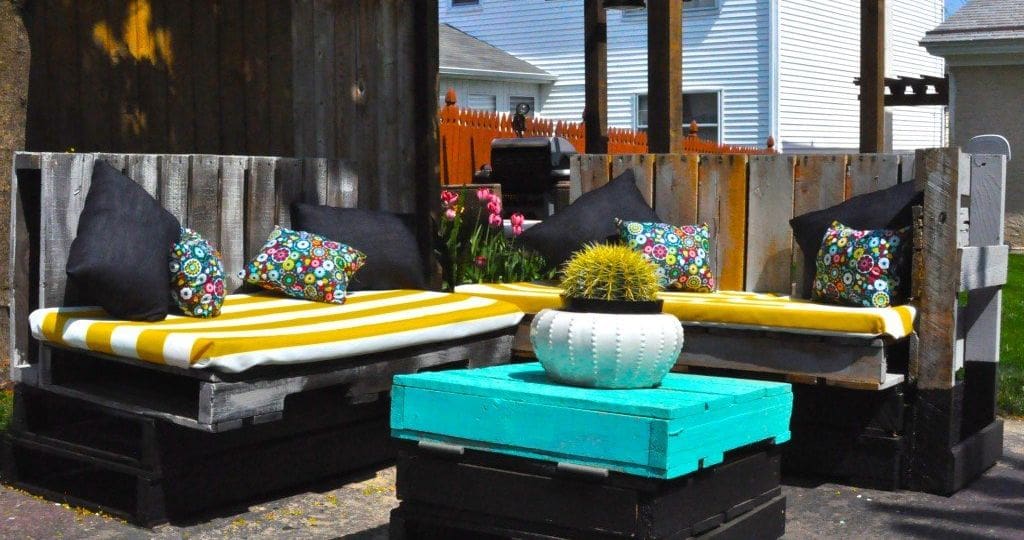 Upcycle pallets into an outdoor lounge