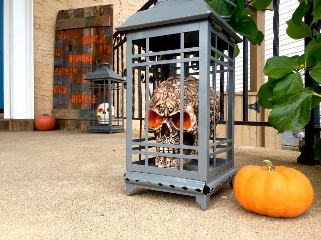 ‣ MyFixitUpLife Halloween skull lantern Krylon paint pallet sign porch MyFixitUpLife Halloween Decorating Ideas