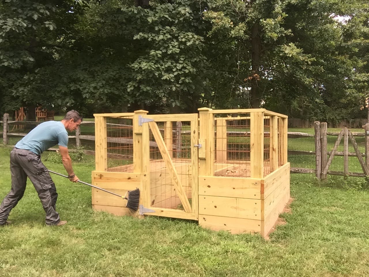 ‣ MyFixitUpLife raised garden bed