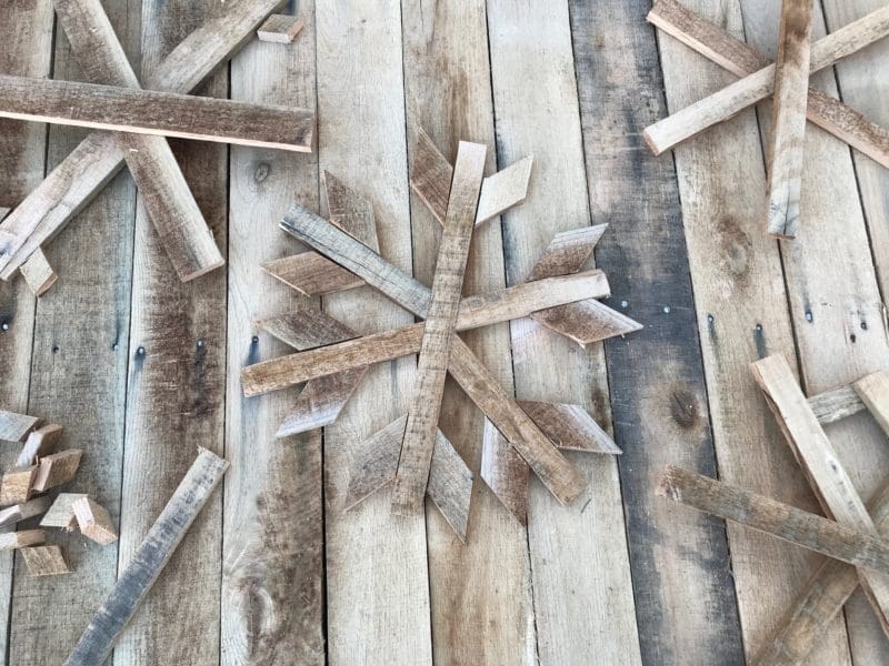 ‣ MyFixitUpLife 6 MyFixitUpLife Krylon Pallet December Holiday Snowflake Pallet DIY snowflakes assembled