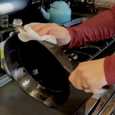 How-to-season-cast-iron-wipe-with-oil-myfixituplife