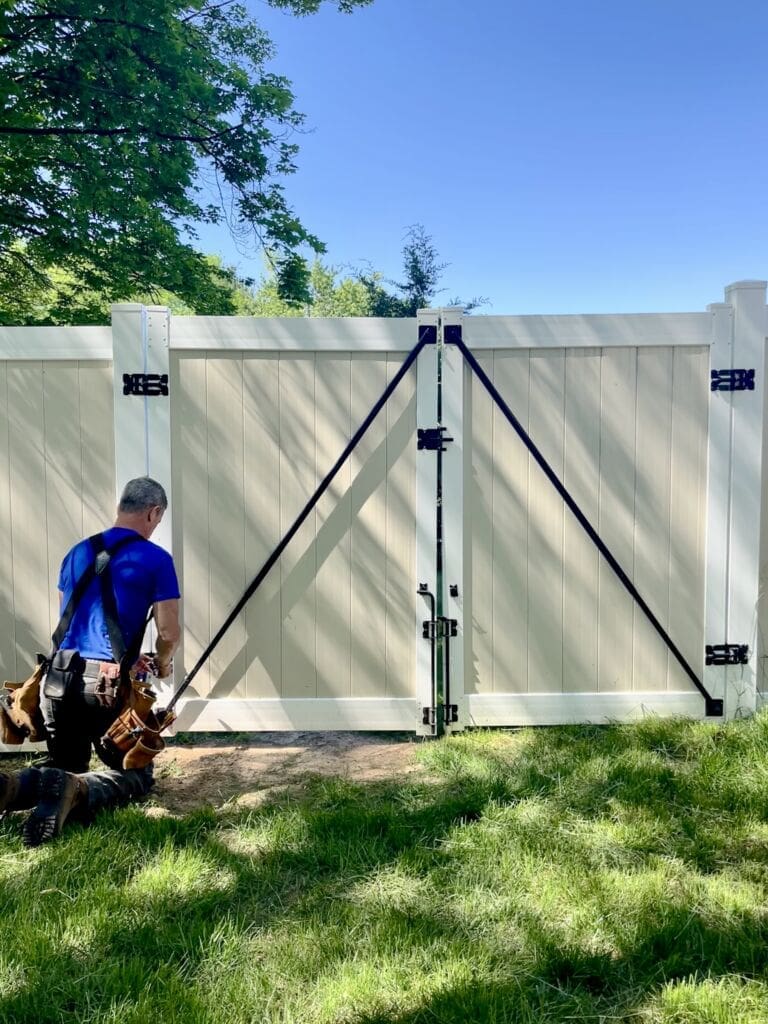 ‣ MyFixitUpLife fix a vinyl fence gate