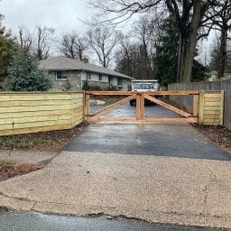 ‣ MyFixitUpLife Wood driveway gate