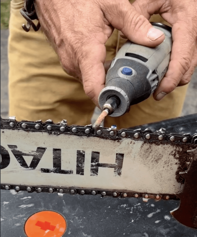 How to sharpen a chainsaw chain_close up ‣ MyFixitUpLife Close-up look at how to sharpen a chainsaw chain. Match up the bit with how the gullet is shaped.